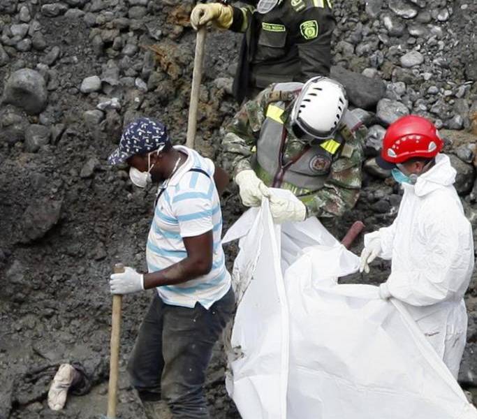 Sube a 12 la cifra de muertos por derrumbe de mina en Colombia