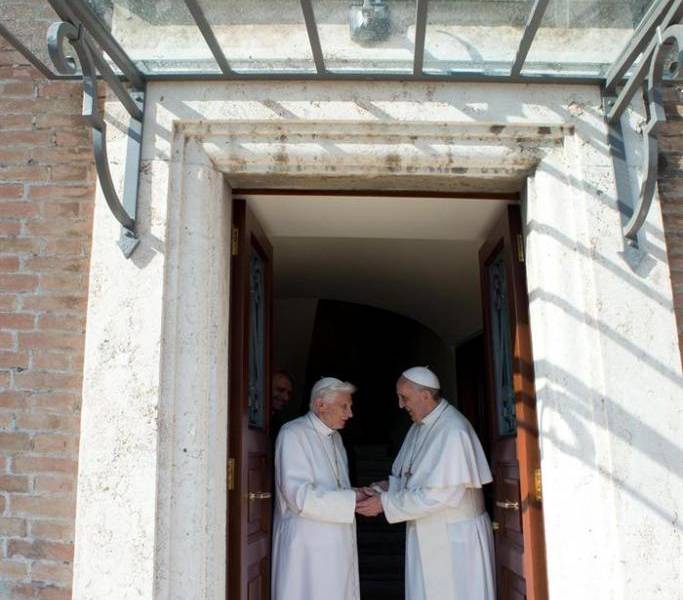2 papas conviven desde hoy en el Vaticano tras el regreso de Benedicto XVI
