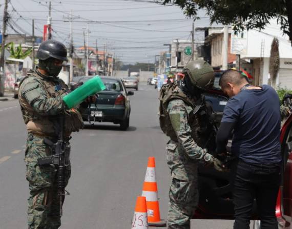Un control de militares en Ecuador