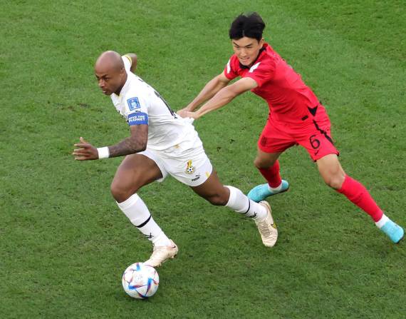 Doha (Qatar), 28/11/2022.- Inbeom Hwang (R) of South Korea in action against Andre Ayew of Ghana during the FIFA World Cup 2022 group H soccer match between South Korea and Ghana at Education City Stadium in Doha, Qatar, 28 November 2022. (Mundial de Fútbol, Corea del Sur, Catar) EFE/EPA/Abir Sultan