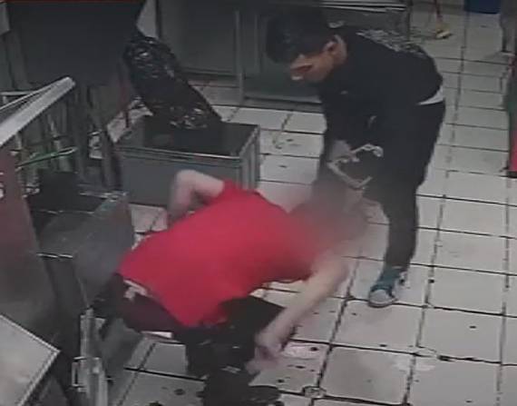 Momento en el que los delincuentes agreden al empleado del restaurante en El Inca.