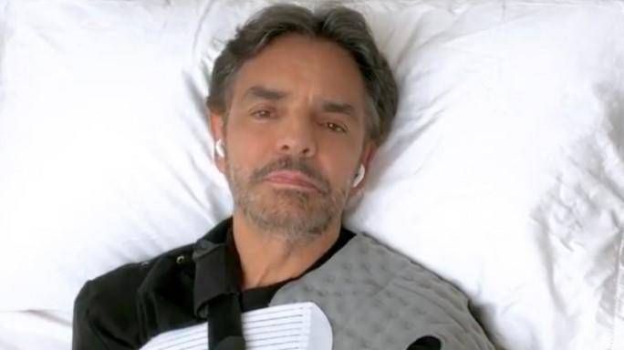 Imagen de Eugenio Derbez en su cama, recuperándose.