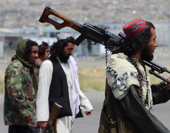 Las fuerzas talibanas aseguran el Aeropuerto Internacional Hamid Karzai, después de la retirada de Estados Unidos.