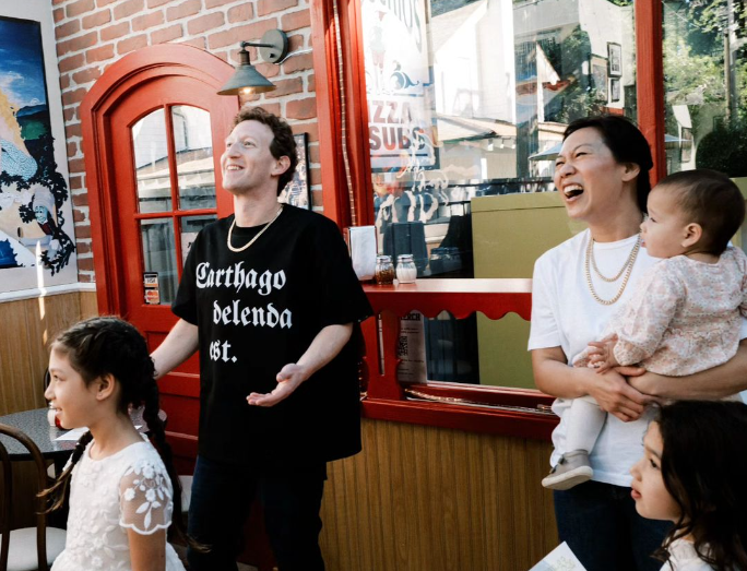 Mark junto a su esposa e hijas