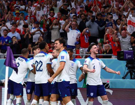 La selección de Inglaterra, celebrando uno de los tres goles.