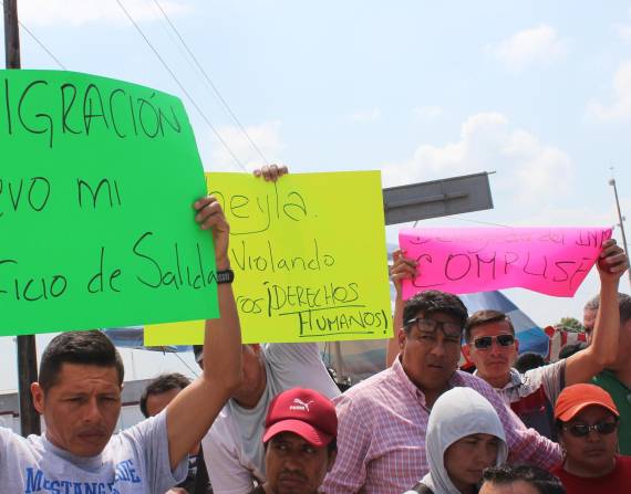 Migrantes ecuatorianos protestaron a las afueras de la estación migratoria en Tapachula, sur de México.