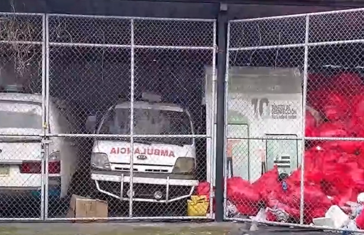 Hospital público de Quevedo opera en medio de la basura