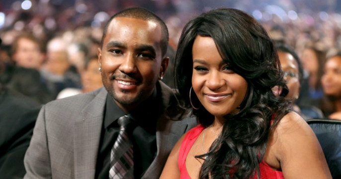 Hija de Whitney Houston se compromete con hermanastro