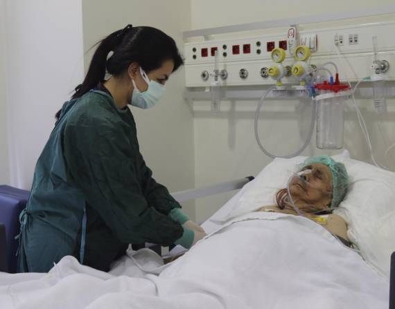 Una enfermera monitorea a Ayse Karatay en el Hospital Municipal de Eskisehir.