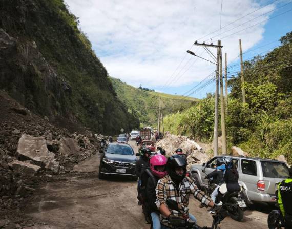 La vía está habilitada al tránsito vehicular.