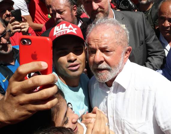 El expresidente brasileño y candidato presidencial Luiz Inácio Lula da Silva posa con simpatizantes a su salida tras votar en la segunda ronda de las elecciones presidenciales hoy, en Sao Paulo.