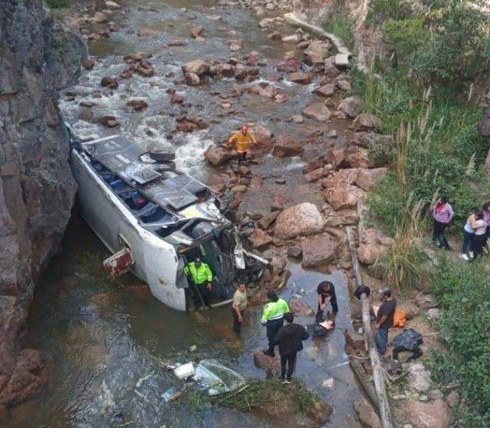 Un bus con deportistas cayó a un río y cuatro personas murieron en el trayecto Cuenca - Loja