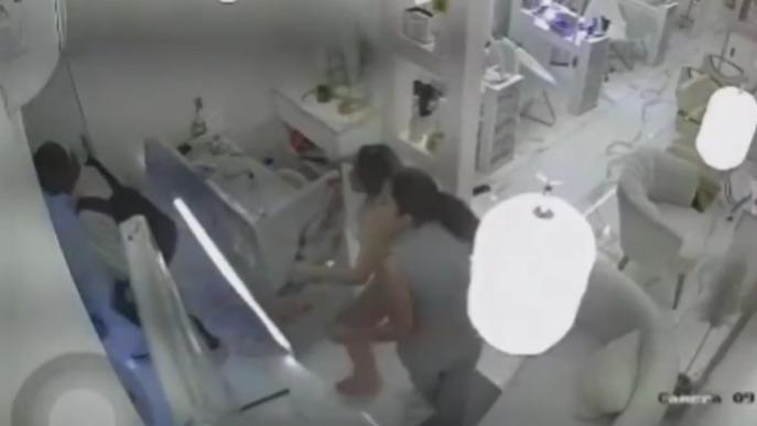 Dos mujeres se enfrentan a un delincuente en Guayaquil.