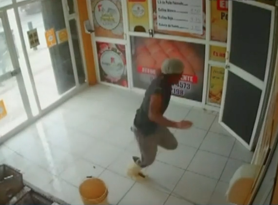 Un hombre se salvó de morir durante el ataque armado de varios sujetos contra una avícola en Guayaquil, cuyo propietario había rechazado la propuesta de extorsionadores.