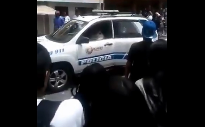 Quito: Supuesto ladrón escapa de patrullero policial que no tenía seguro en su puerta
