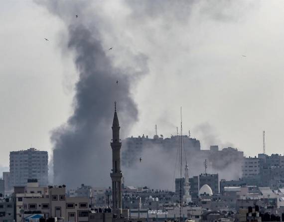 Vista de la columna de humo provocada por un ataque aéreo israelí en Gaza, Palestina el pasado jueves.