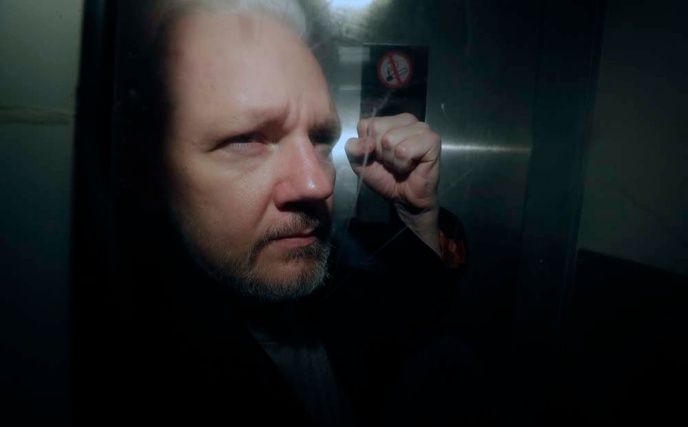 Revelan irregularidades en naturalización de Assange