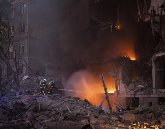 Bomberos tratan de sofocar un incendio tras una explosión, en Kiev, Ucrania, el 28 de abril de 2022.
