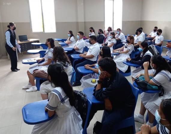 Imagen del 6 de abril de 2022. Estudiantes del colegio Guayaquil, en el Puerto Principal, retomaron este año sus clases presenciales.