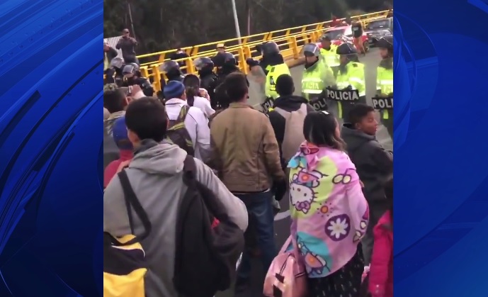 Venezolanos vuelven a cerrar paso en puente Rumichaca