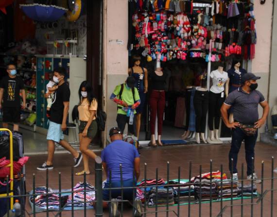 El comercio informal se toma las veredas de varias calles de los alrededores de la Bahía de Guayaquil.