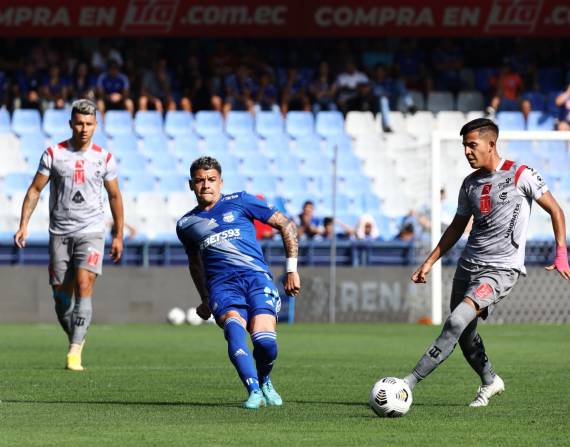 Diego García (c) durante un partido ante Técnico Universitario en el 2022.