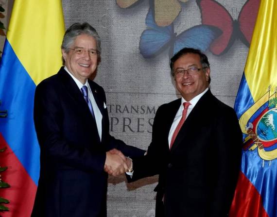 El presidente e Ecuador, Guillermo Lasso (i), se reunió con el presidente electo de Colombia Gustavo Petro, hoy en Bogotá (Colombia).