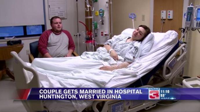 Novia en Virginia, EE.UU., se casa en silla de ruedas y con su camisón del hospital