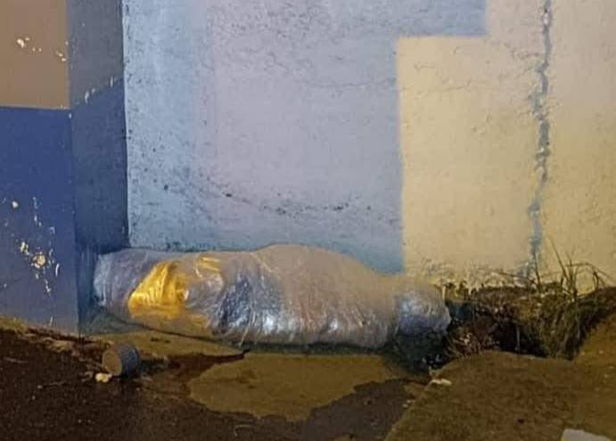 Imagen de un cuerpo embalado en plástico en los exteriores de la cárcel de Azogues, Cañar.
