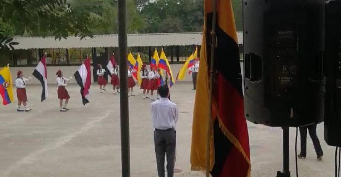 Investigarán plantel de Chone por ceremonia en Día de la Bandera