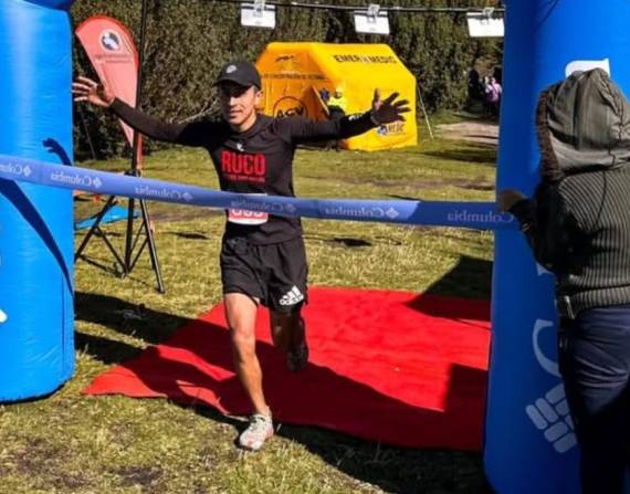 Patricio Factos cruza la meta en una de las competencias en las que participó.
