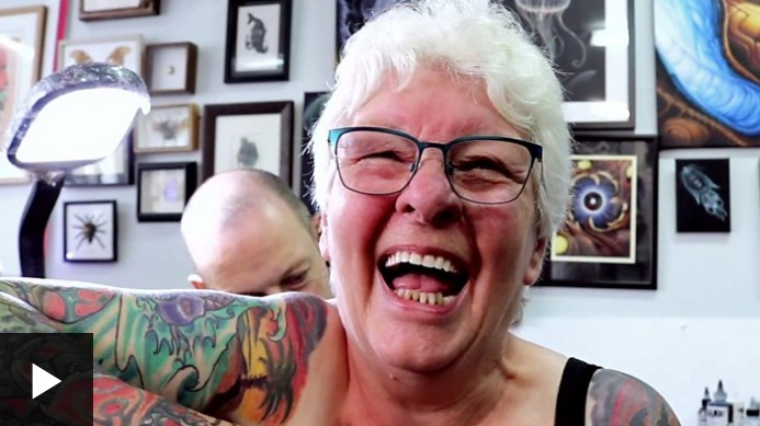 La mujer de 77 años que decidió cubrirse de tatuajes