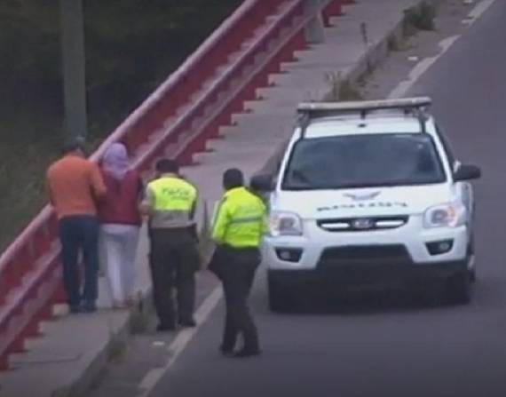Personal de la Policía interviene para evitar que una persona se quite la vida en el puente sobre el río Chiche.