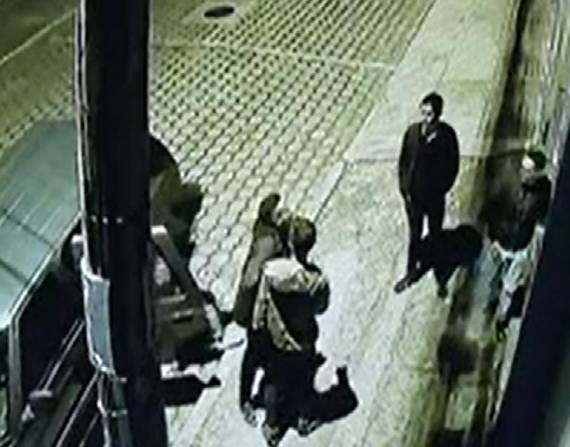 Momento en que los tres amigos son asaltados en El Pinar Alto, noroccidente de Quito.