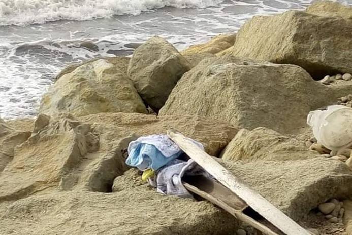 Hallan a un bebé muerto en una playa de Manabí