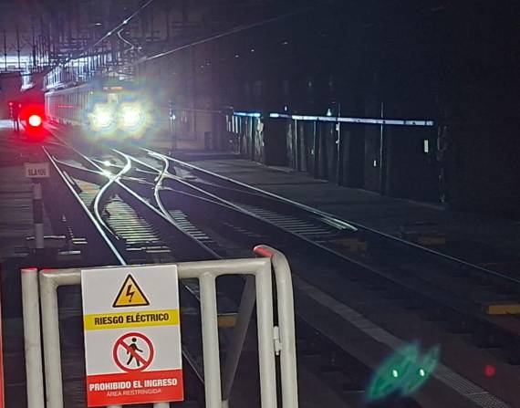 Imagen referencial de un tren del Metro de Quito avanzando en el túnel.