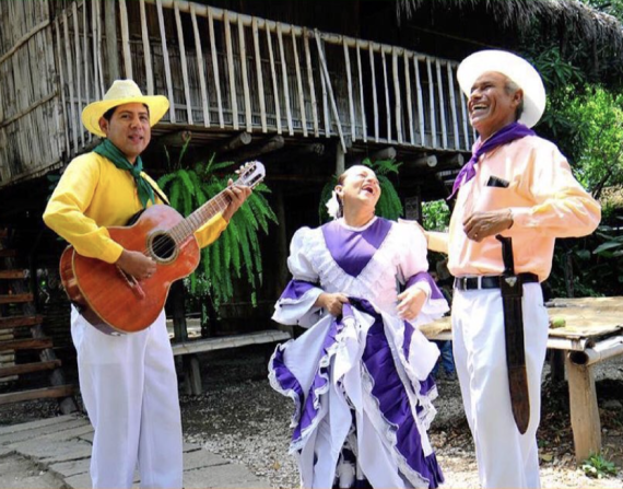 La agrupación 'Los Compadres' rescatan la cultura montuvia en el Ecuador.
