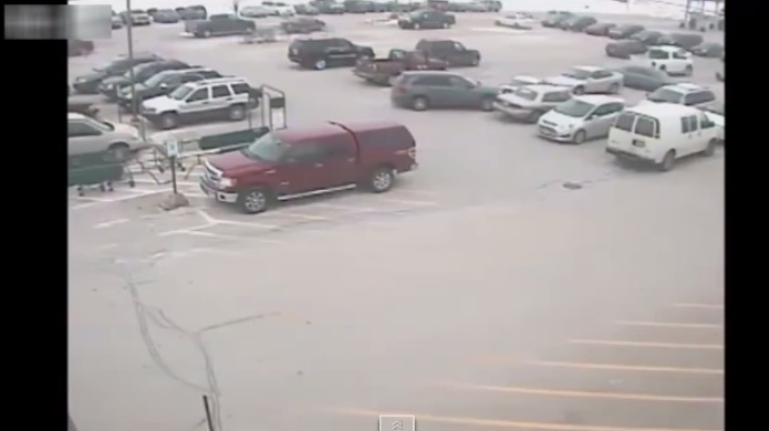 (VIDEO) Conductor choca contra 10 autos antes de salir de un estacionamiento