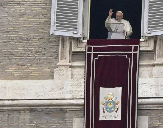 Foto de archivo del Papa Francisco dirige una de sus oraciones dominicales del Ángelus desde la ventana de su oficina con vistas a la Plaza de San Pedro, en la Ciudad del Vaticano. (Foto: EFE)