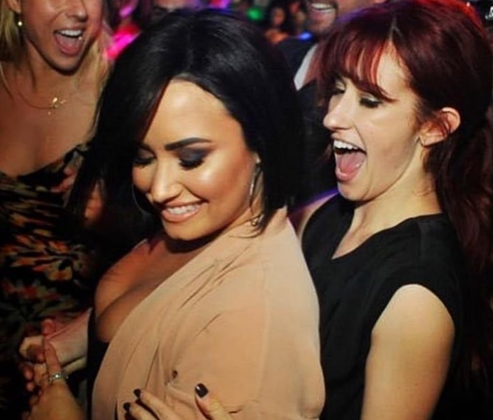 Fanáticos culpan a bailarina de sobredosis de Demi Lovato