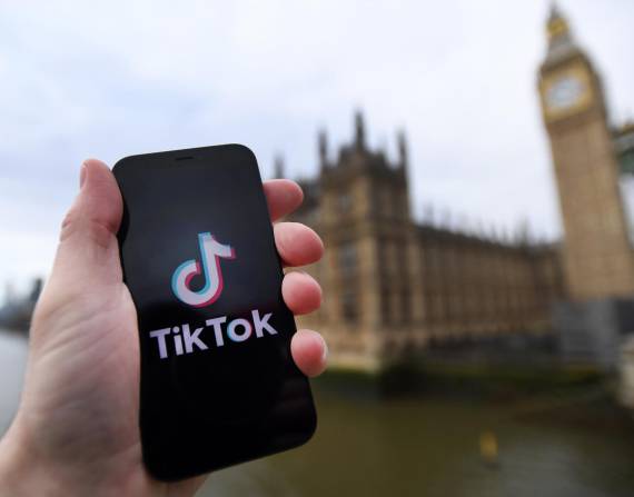 El logotipo de Tik Tok en un teléfono inteligente frente al parlamento británico en Londres, Reino Unido, este jueves.