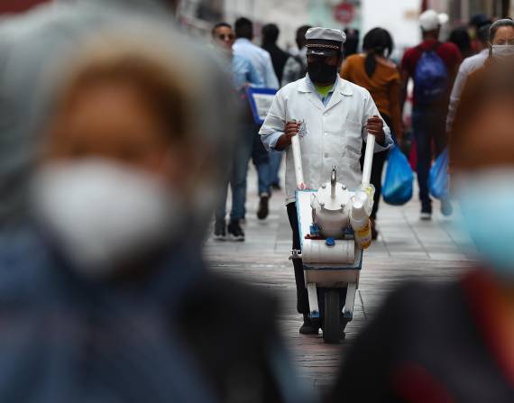 Un hombre recorre las calles mientras vende sus productos en Quito (Ecuador), en una fotografía de archivo. EFE/ José Jácome