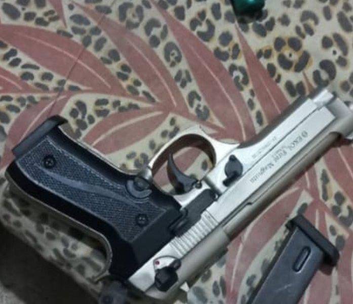 La Policía decomisó una pistola calibre 9 milimetros y 29 municiones.