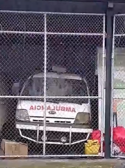 Hospital público de Quevedo opera en medio de la basura