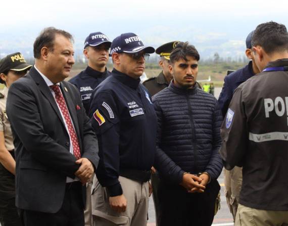 Germán Cáceres (c) al momento en que la Interpol lo entrega a la Policía de Ecuador en Quito.