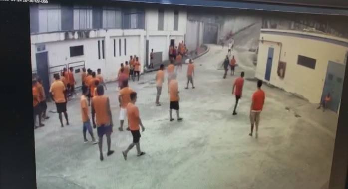 Dos reos atacan a guía penitenciario en Guayaquil