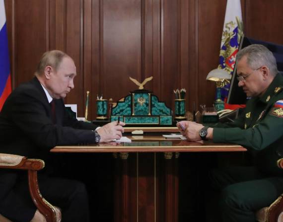 El presidente ruso, Vladímir Putin (izq.), reunido con su ministro de Defensa, Sergei Shoigú, hoy en el Kremlin.