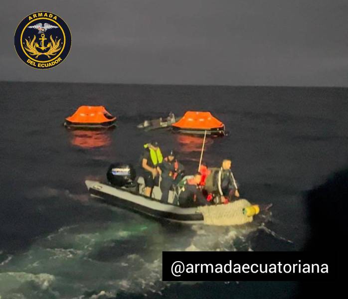 Los marinos y detenidos fueron rescatados