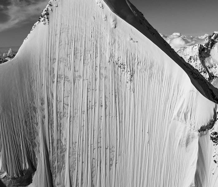 La foto extrema en la cima de una montaña nevada que hiela la sangre