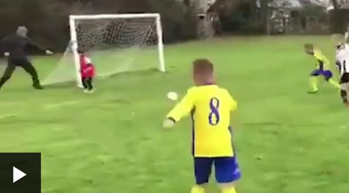 Padre empuja a su hijo para ayudarlo a detener un gol